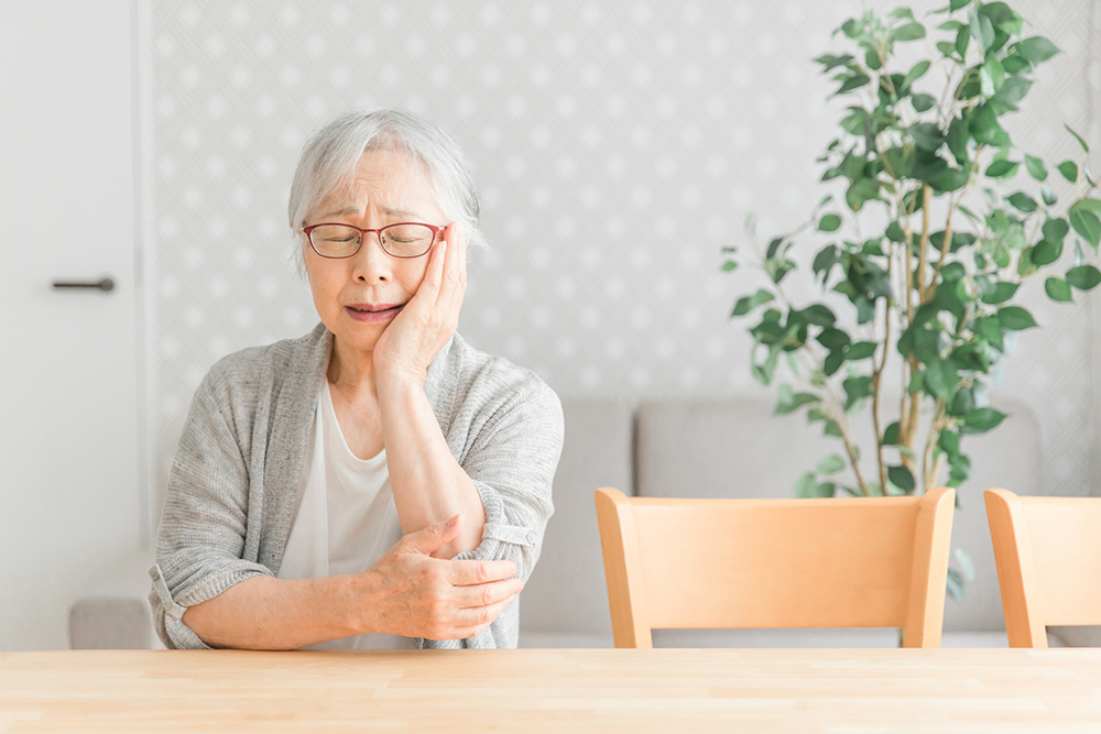 抜けそうな歯で悩む年配の老人