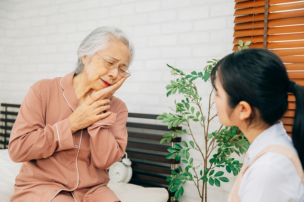 虫歯や歯周病で困る年配女性