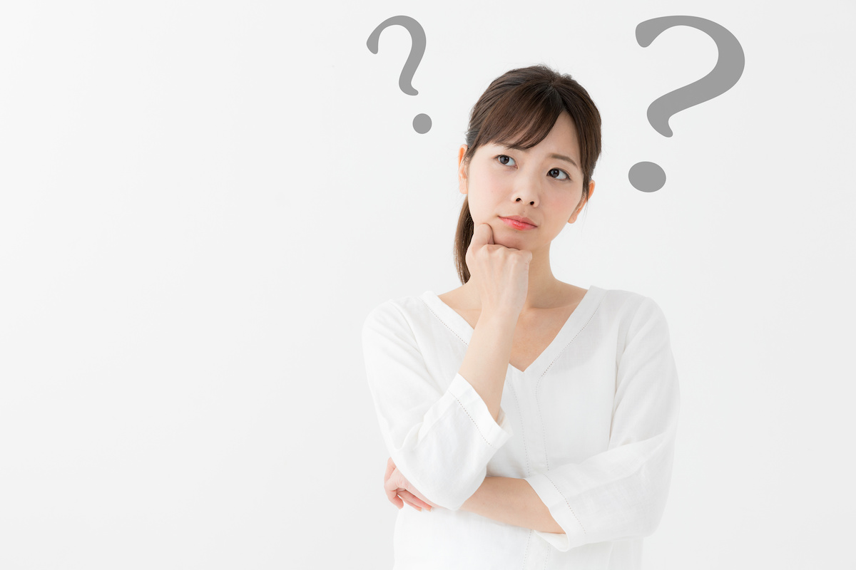 インプラントの値段が高い理由を考える女性