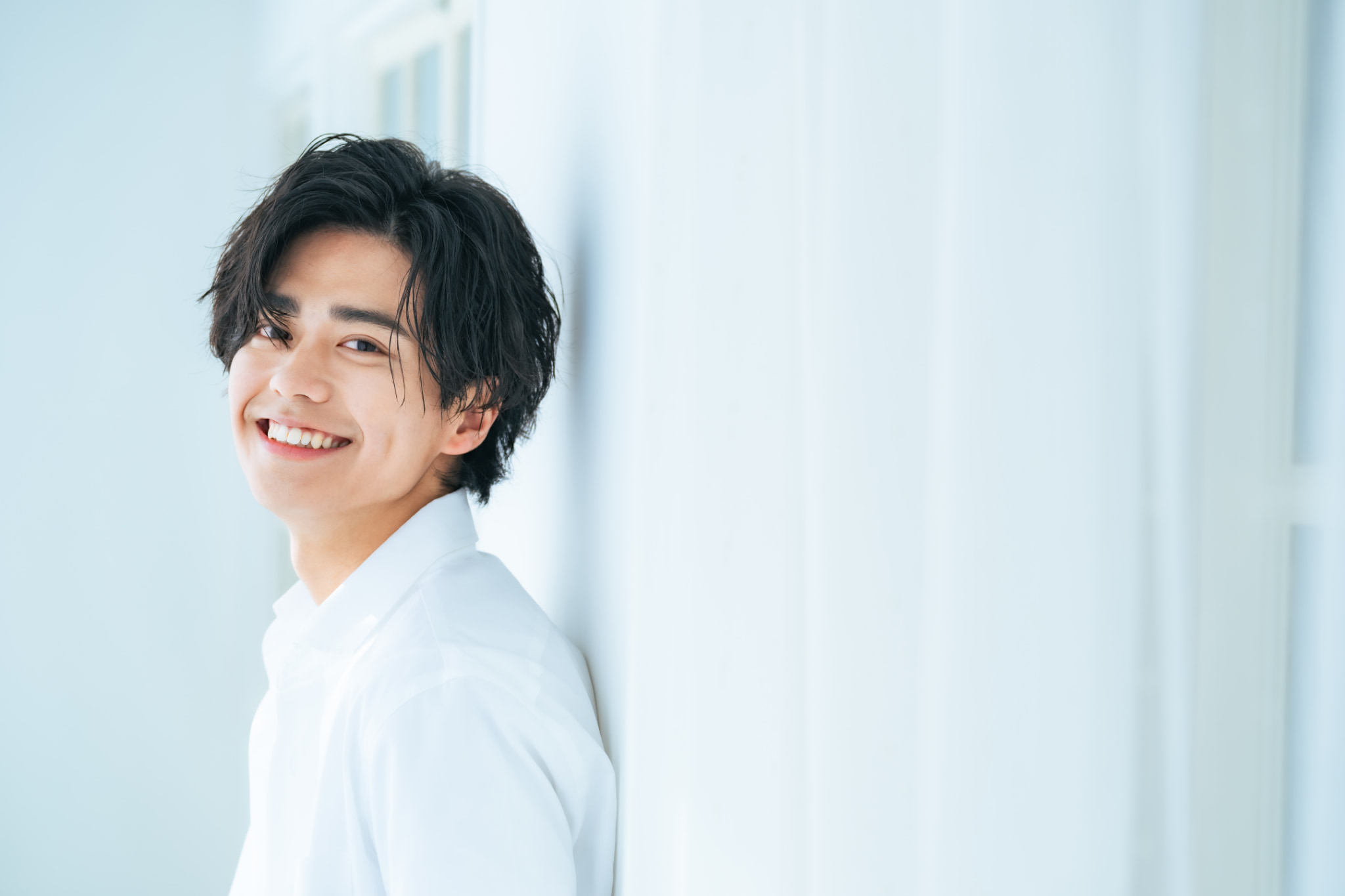 すきっ歯をマウスピースで治して満足している男性