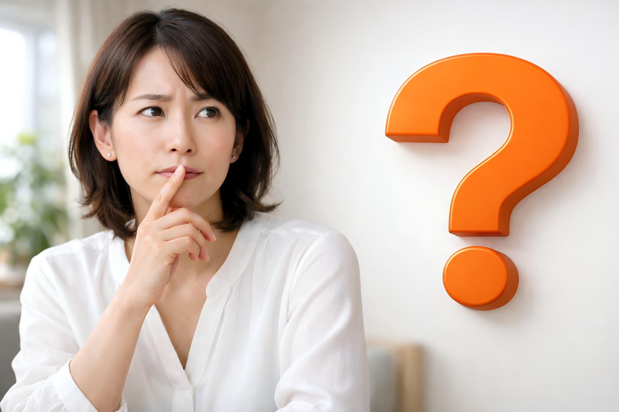 マウスピース矯正ですきっ歯は治せるのか考える女性と大きなオレンジ色のハテナマーク