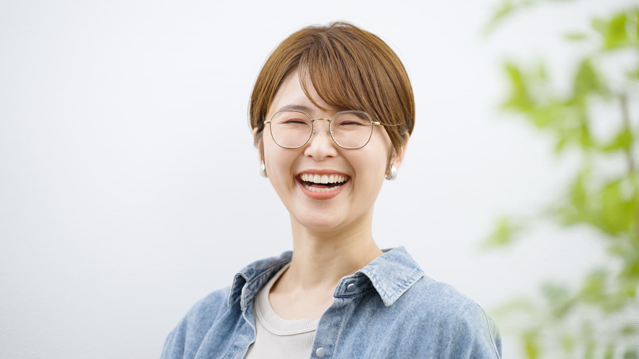 親知らず周辺の歯茎の腫れについて歯科医院で解決できて満足して笑う女性