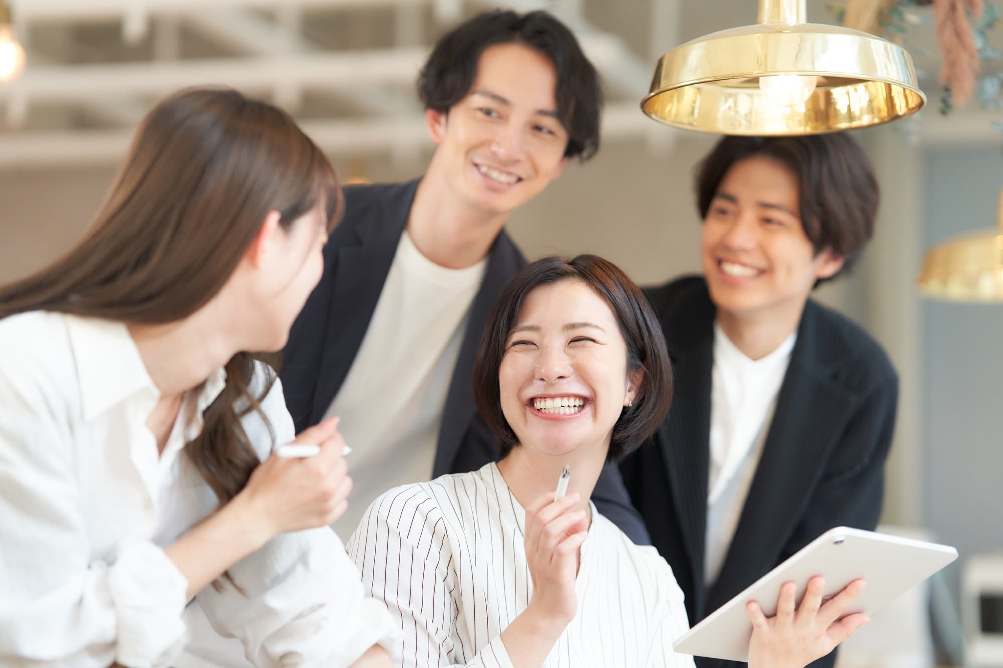 口腔ケアをしっかりして健康な歯を維持した笑顔で仕事をしている女性