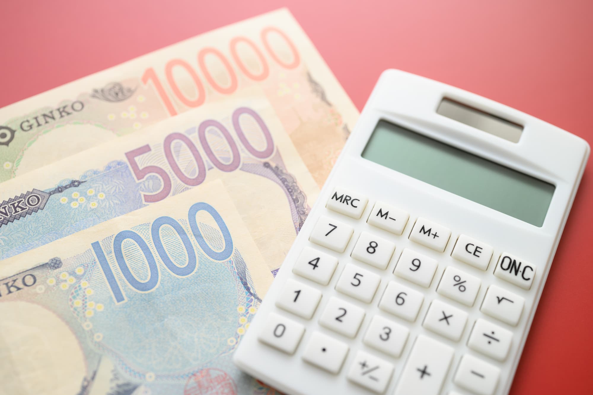 計算機と千円、五千円、一万円のお札