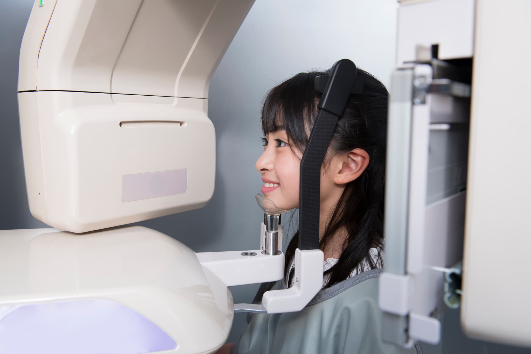 床矯正を始める前にレントゲン検査を受ける女の子