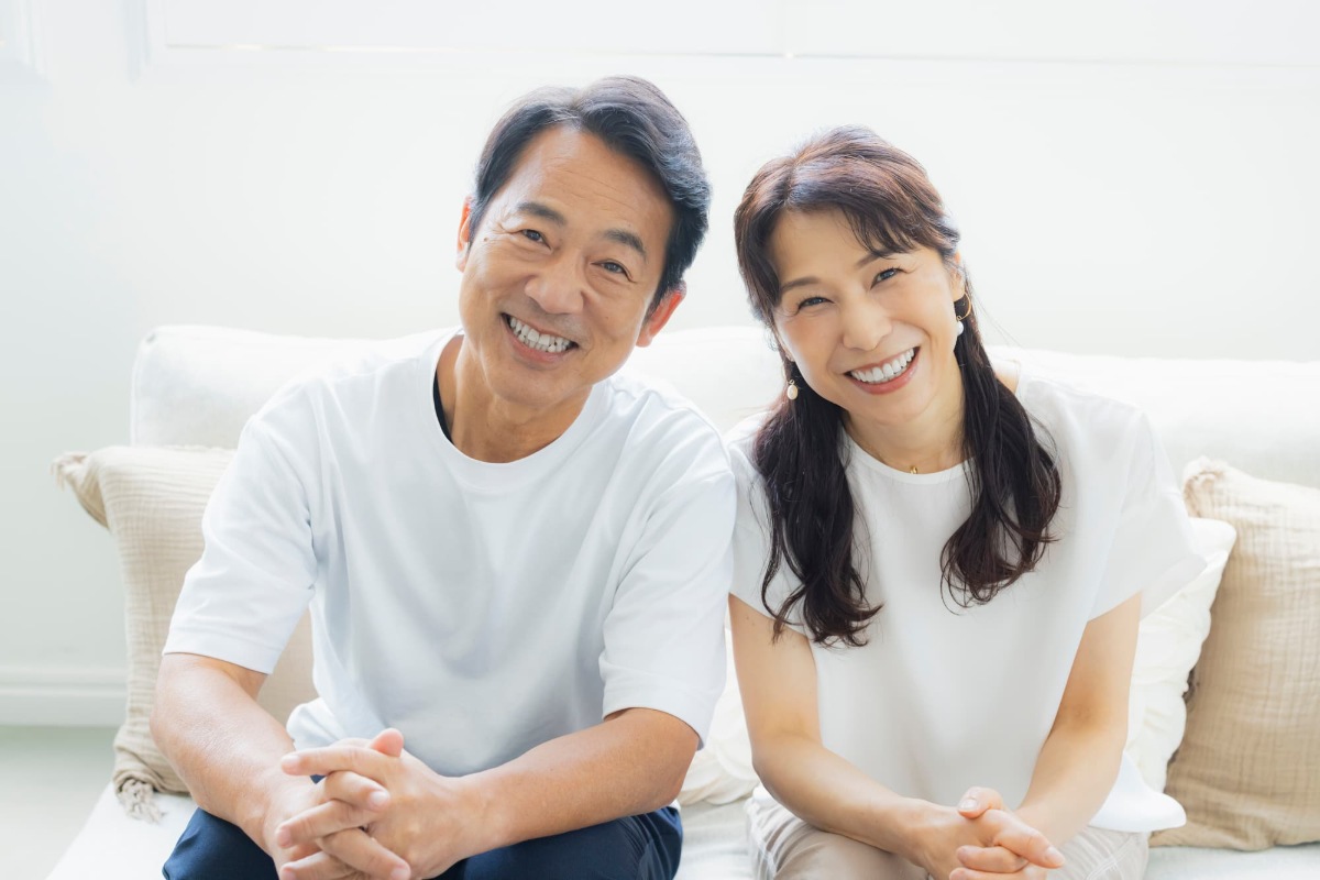前歯をインプラントにした笑顔のミドル夫婦