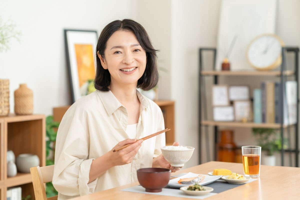 根管治療を終えて快適に食事をする女性