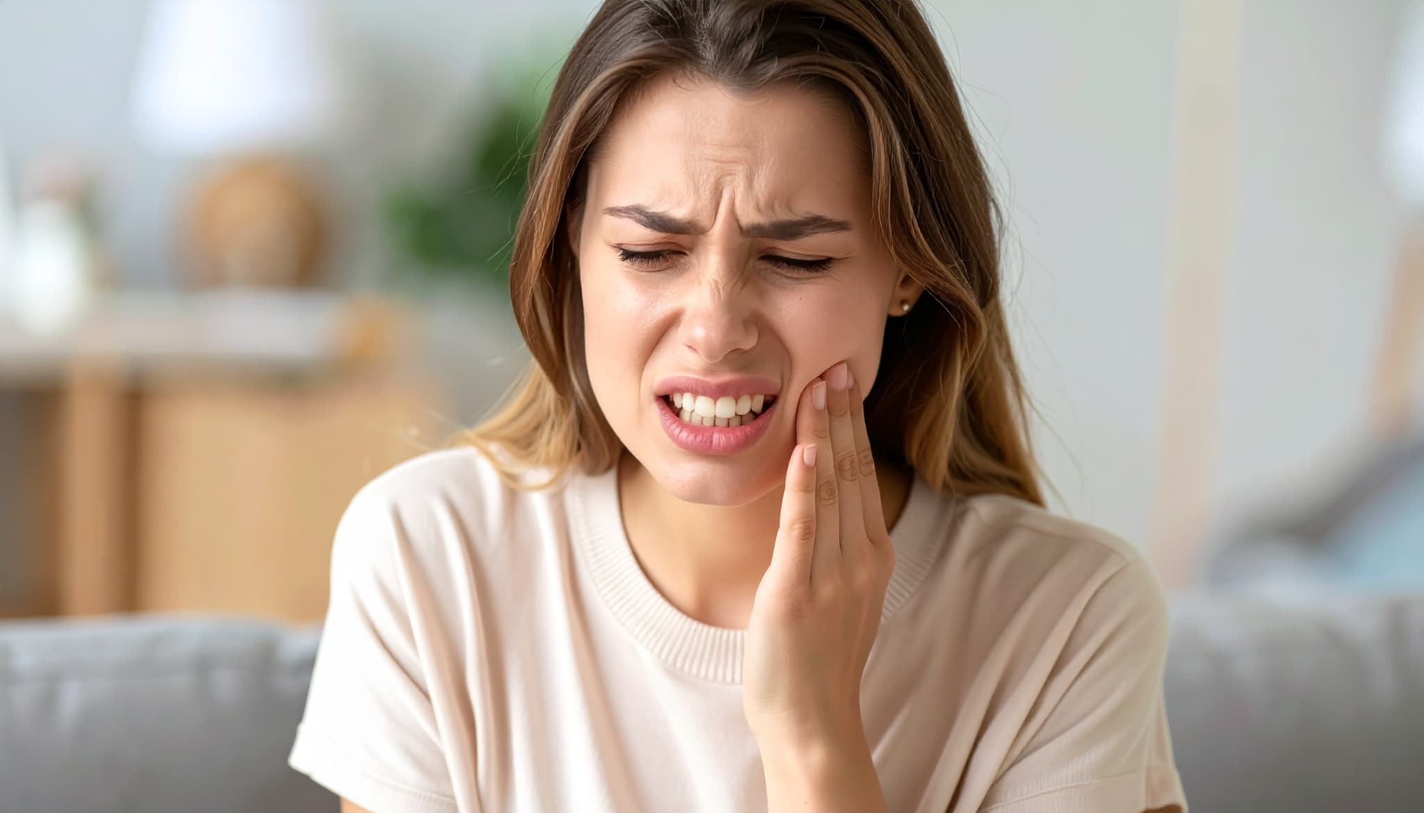虫歯が進行して痛みがひどくなった女性