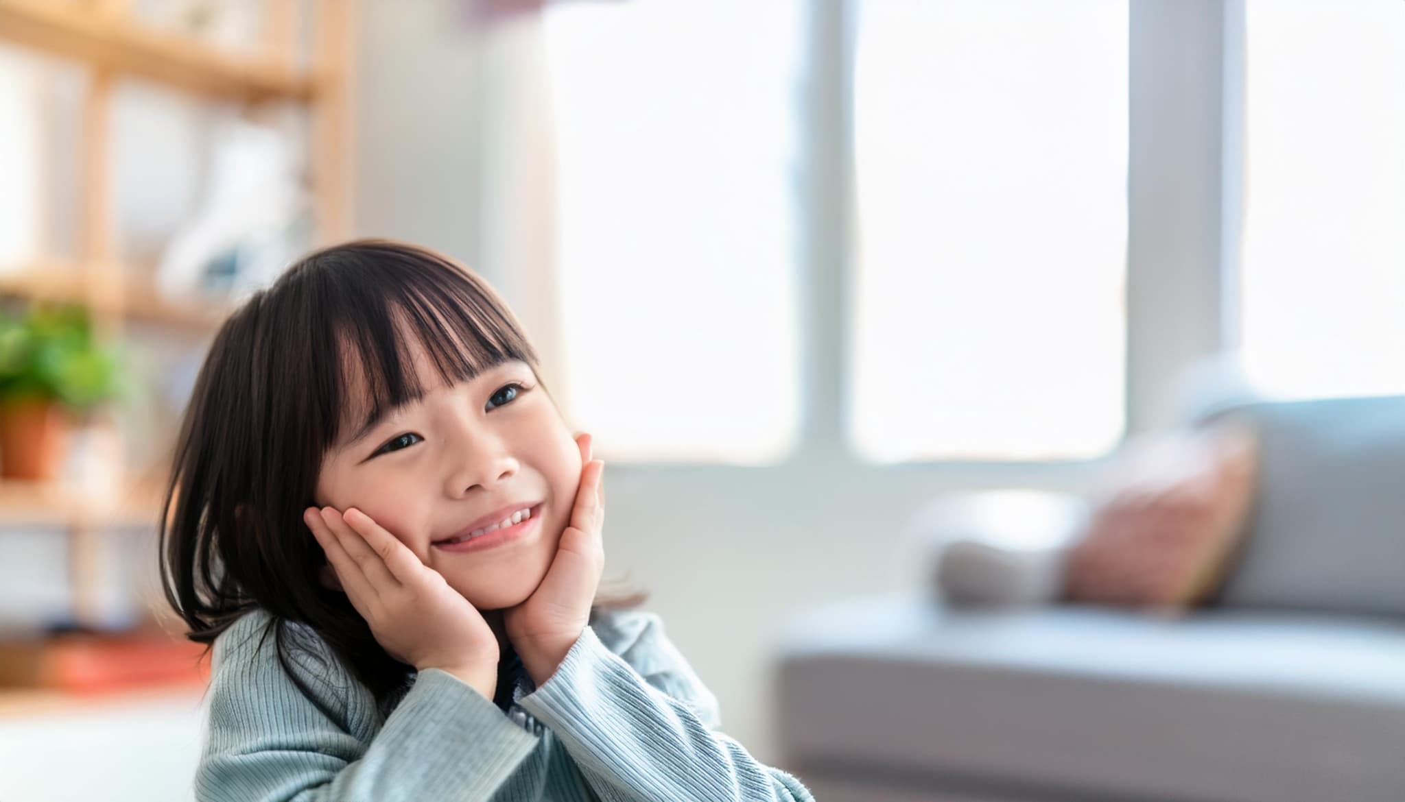 床矯正で歯並びが綺麗になり嬉しそうな女の子