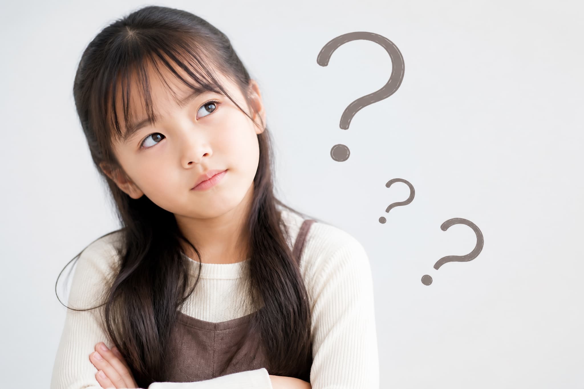 床矯正は何歳から受けられるのか考える女の子