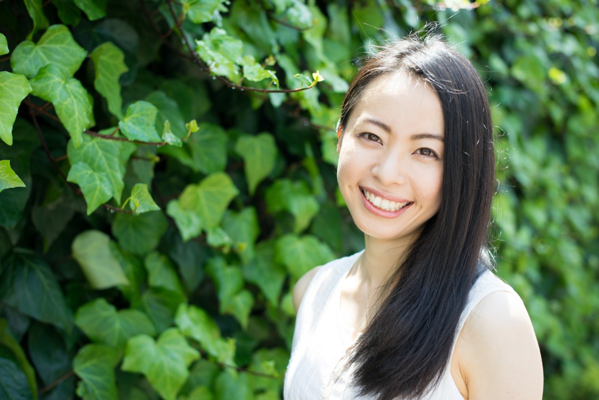 マウスピース矯正で整った歯に満足してほほ笑む女性